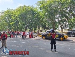 Personil Sat Samapta Polres Siak Amankan Jalanya Kegiatan Pencabutan Nomor Urut Paslon Bupati dan Wakil Bupati Siak.