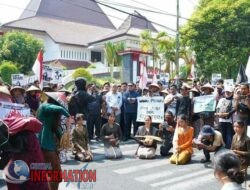 Peringati Hari Tani , Petani Pati Gelar Aksi ” Brokohan ” Di Depan Gedung Dewan