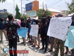 Dinas sosial kabupaten Lamongan di demo puluhan orang yang tergabung dalam gerakan  pemuda peduli Lamongan.