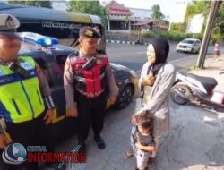 Aksi Humanis Polres Jepara : Polisi Polres Jepara turun langsung untuk memberikan bantuan Kepada Masyarakat.