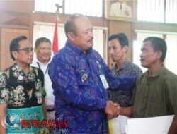 PJ Bupati Pati Sujarwanto Serahkan santunan kematian tahap III  keluarga prasejahtera.