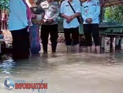 Kepala desa teluk dalam beserta Kapolsek dan jajaran nya membagikan sembako kepada korban banjir.