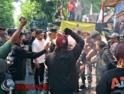 Gelar Aksi di PN Surabaya, AMI Minta Ketua PN Mundur Dari Jabatan .