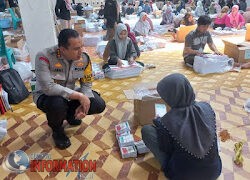 Kapolda Riau Dan Kapolresta Pekanbaru Tinjau Proses Pelipatan Surat Suara Pilkada Di Gedung Logistik KPU Pekanbaru.