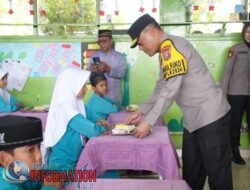 Wakapolda Riau Pimpin Langsung Pembagian Makanan Bergizi Gratis ke Murid Anak SDN 08 Dan SDN 09 Pekanbaru.