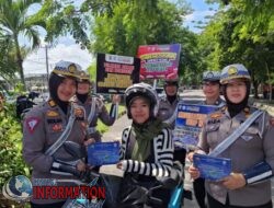 Tim Cooling System Ditlantas Polda Riau Edukasi Pengendara Yang Melintas di Bundaran Tugu Keris.