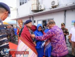 Danlantamal II  TNI AL Tiba Di Mako Lanal Sibolga, Disambut Dengan Tarian Pesisir dan  Penyematan Ulos Oleh Pj Bupati Tapteng.