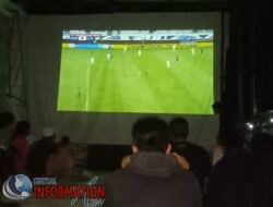 keseruan nobar bersama warga Dusun Dermo kecamatan Sarirejo kabupaten Lamongan.