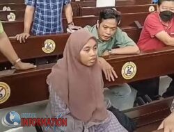 Diduga ODGJ ,Wanita berjilbab Teror Gereja.