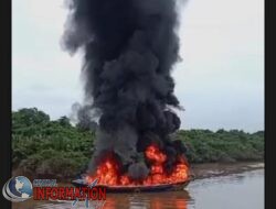 Kapal Tongkang Diduga Bermuatan Minyak Hasil Ilegal Drilling Terbakar di Kecamatan Sungai Lilin.