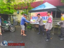 Polres Sibolga Bagi Nasi Kepada Warga Dijalan Dalam Rangka Jumat Berkah