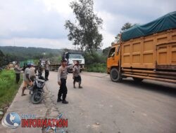 Sinergi TNI Polri – Masyarakat, Berjibaku Urai Kemacetan Hingga Evakuasi Laka Truck Dan Bus Di Tanjakan Ukai Minas