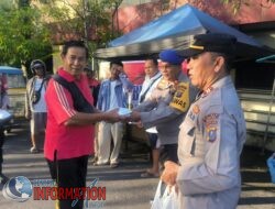 Bagi Nasi Kepada Warga Dijalan Dalam Rangka Jumat Berkah, Dilaksanakan Polres Sibolga