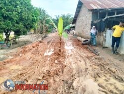 Jalan rusak akibat PROYEK Pembangunan Pemerintah desa teluk dalam tutup mata.