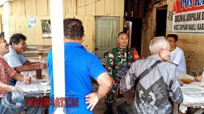 Dengan penuh Canda tawa dan sangat akrab, Babinsa Berbaur Dengan Warga Laksanakan Giat Komsos