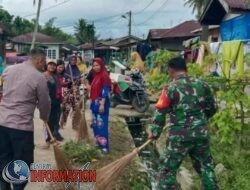 Babinsa, Babinkamtibmas dan Masyarakat bersama-sama melaksanakan Gotong Royong