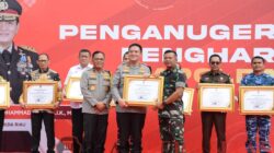 Danrem 031/Wira Bima Teima Penghargaan Dari Kapolda Riau Dalam Pembentukan Sinergitas 	TNI Dan Polri.