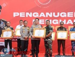 Danrem 031/Wira Bima Teima Penghargaan Dari Kapolda Riau Dalam Pembentukan Sinergitas 	TNI Dan Polri.