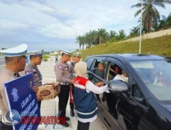 Kasat Lantas Polres Siak Bagikan Air Mineral dan Roti untuk Pemudik di Tol Permai