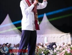 Lain dengan Gus Miftah, Ustaz Abdul Somad Justru Jajan Es Saat Berceramah.