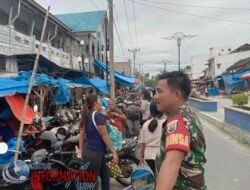 Babinsa koramil 01/Barus Melaksanakan Monitoring Pasar Onan Barus Dengan Warga Binaan Yang Sedang Berbelanja