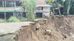 RUMAH TERDAMPAK LONGSOR DI TEBING SUNGAI, 2 KK AIR ITAM TERPAKSA NGUNGSI