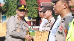 Kapolres Batang AKBP Nur Cahyo Ari Prasetyo memberikan Reward and Punishmen Anggotanya