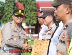 Kapolres Batang AKBP Nur Cahyo Ari Prasetyo memberikan Reward and Punishmen Anggotanya