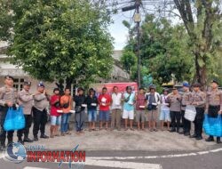 Kepada Pengguna Jalan Polres Sibolga Bagikan Nasi, Dalam Rangka Jumat Berkah