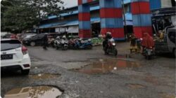 AKSES JALAN DEPAN PASAR RANDIK SEKAYU BECEK DAN BERLUBANG, WARGA KELUKAN KONDISI INFRASTRUKTUR