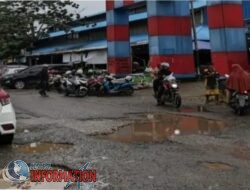 AKSES JALAN DEPAN PASAR RANDIK SEKAYU BECEK DAN BERLUBANG, WARGA KELUKAN KONDISI INFRASTRUKTUR