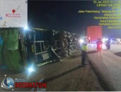Gagal menaiki badan Jalan, Truck terguling di Jalan Lintas Palembang – TAA, Simpang Talang Keramat