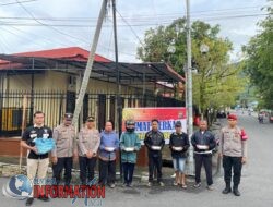 Dalam Rangka Jumat Berkah, Polres Sibolga Bagikan Nasi Kepada Warga