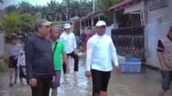 Bupati H.zukri.SE Didampingi Asisten I Setda Zulkifli Tinjau Lokasi Banjir Terkait Akses Jalan Rusak.