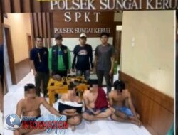 Polres Musi Banyuasin (Muba) berhasil menangkap 5 orang yang kedapatan membawa senjata tajam