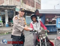 Polres Sibolga Bagi Nasi Kepada Warga Dijalan, Saat Jumat Berkah