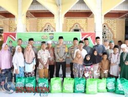 Jumat Berkah, Kapolres Tapteng Bagikan Sembako kepada Warga di Sibuluan Indah