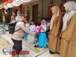 Peduli Terhadap Pendidikan, Bhabinkamtibmas Polsek Tualang Beri Bantuan Tas Sekolah Kepada Anak Kurang Mampu.