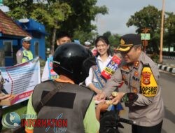 Momen Valentine bertepatan Operasi Keselamatan Musi 2025, Kapolres Muba bagikan Cokelat “Kasih Sayang”