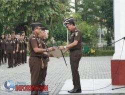 Berkinerja Terbaik, Kajati Serahkan Penghargaan Dari KPK.