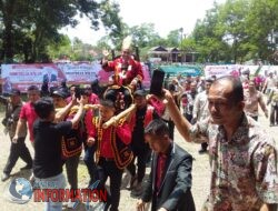 Usai Dilantik Menjadi Anggota DPRD Tapteng, Ribuan Masyarakat Tapteng Sambut Famoni Gulo