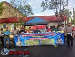 Bagikan Nasi Kepada Warga Dijalan, Dilaksanakan Personil Polres Sibolga