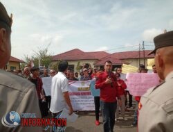 Masyarakat Tapteng Pencari Keadilan, melakukan aksi damai di depan Mapolres Tapteng,