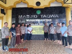 Personil Polres Sibolga, Laksanakan Bhakti Religi Bersihkan Masjid