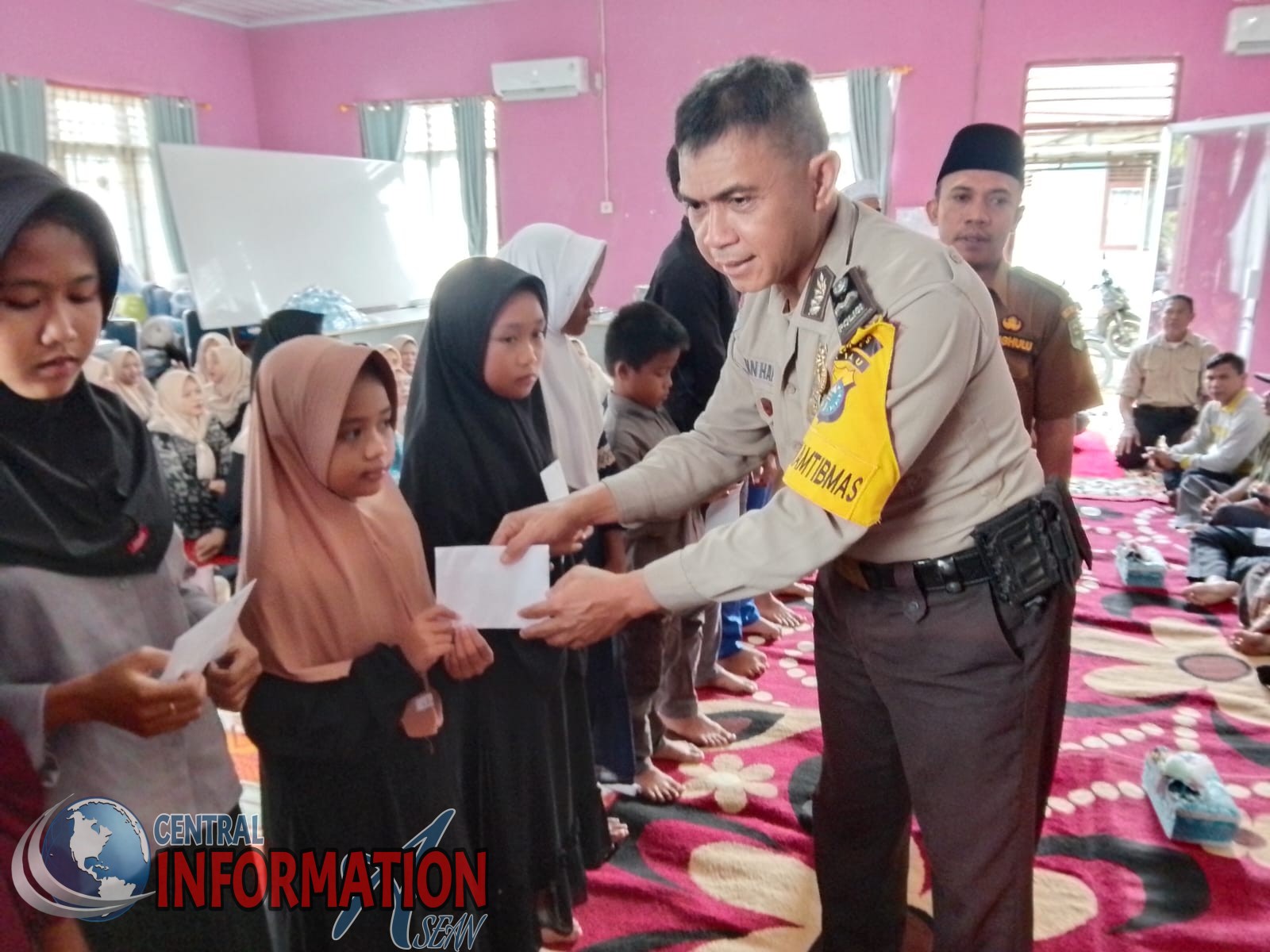 Bhabinkamtibmas Polsek Tualang memberikan santunan kepada anak yatim di Maredan Barat