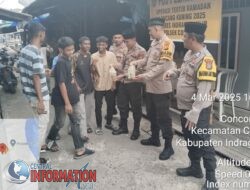 kegiatan berbagi air meneral Kapolsek concong berserta angotanya