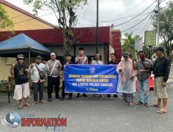 Menjelang Berbuka Puasa, Personil Sat Lantas Polres Sibolga Bagikan Takjil Kepada Warga