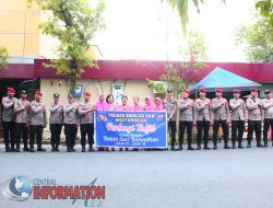 Kapolres Sibolga, Turun Langsung Bagikan Takjil, Jelang Berbuka Puasa, Bersama Bhayangkari