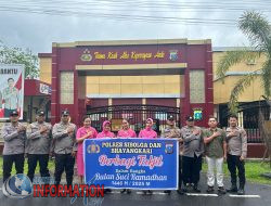 Polres Sibolga Bersama Bhayangkari, Bagikan Takjil Kepada Warga Dijalan