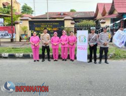 Kapolsek Tualang Bersama Ketua Bhayangkari Berbagi Takjil Buka Puasa Kepada Masyarakat